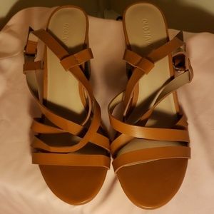 NWOT Camel Old Navy stacked heel sandals